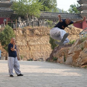 文班晒照回顾休赛期：与狼王&amp;奥拉朱旺等人特训 前往少林寺修行