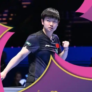 开云APP-夺冠合影，孙颖莎一瘸一拐，无法走下高台阶，谁注意邱贻可举动|王楚钦|何卓佳|WTT重庆冠军赛|林诗栋|王曼昱_新浪新闻